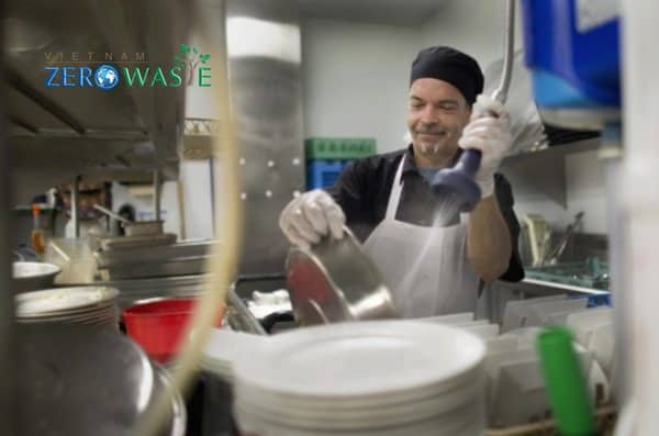 Sử dụng lò hơi công nghiệp để vệ sinh dụng cụ nấu ăn